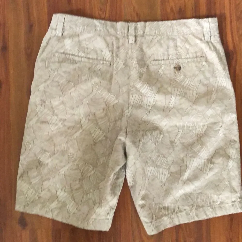Banana republic men’s tan, printed shorts, leaf print 32 ￼